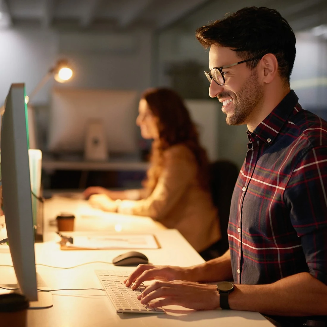 Profissional usando um notebook em um ambiente de trabalho